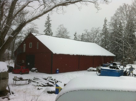 Snön ligger kvar på den välisolerade odlingsanläggningen