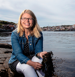 Lillemor Lindberg i skärgården med blåstång i händerna