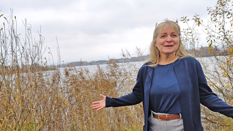 Maria Gustafsson framför vassen invid Vättern.
